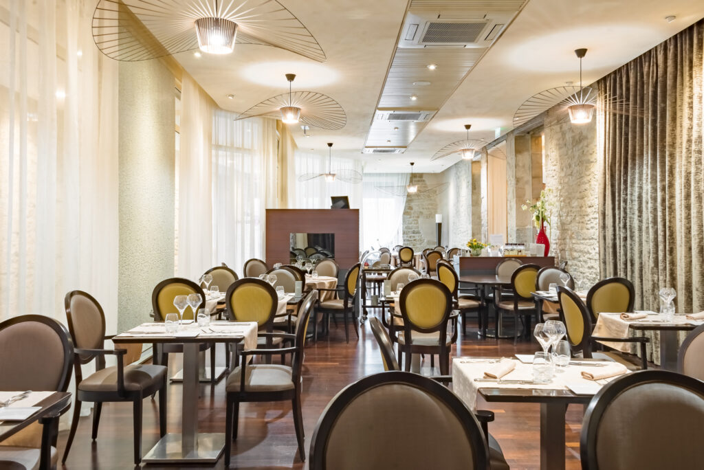 PAULINE en ambiance restaurant