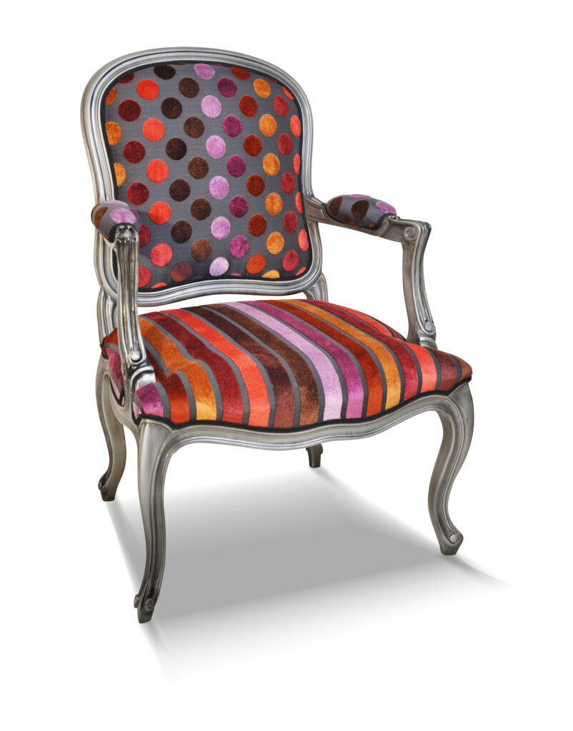Théo finition vieil argent, tissu assise en berlet pois et dossier en berlet rayures